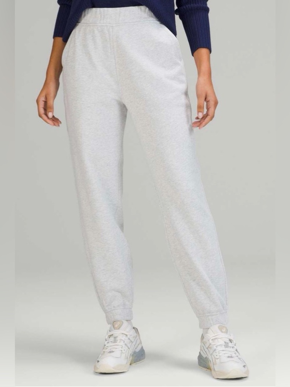 Lululemon Relaxed High-Rise Jogger in light grey size 4